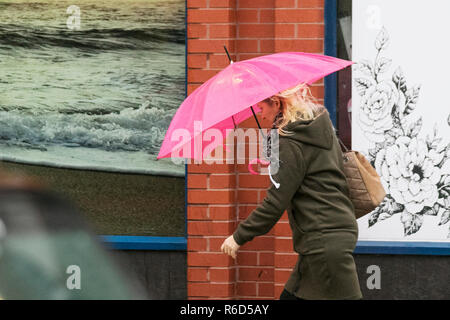 Southport, Merseyside. 5. Dez 2018. UK Wetter: Kalt, nass windigen Start in den Tag. Weitere schwere Regen- und breezy Bedingungen zu erwarten sind. Kredit; Quelle: MediaWorldImages/Alamy leben Nachrichten Stockfoto