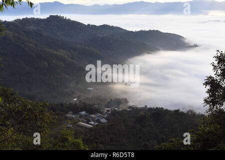 Lancang. 5 Dez, 2018. Foto auf Dez. 5, 2018 zeigt die Landschaft in Jingmai Berg des Lancang Lahu autonomen Grafschaft in Pu'er-Stadt, im Südwesten der chinesischen Provinz Yunnan. Credit: Yang Zongyou/Xinhua/Alamy leben Nachrichten Stockfoto