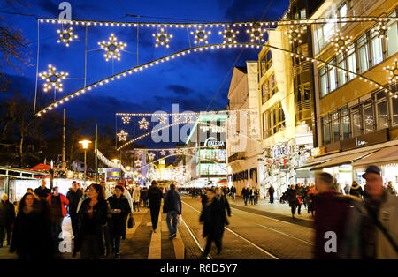 03. Dezember 2018, Hessen, Kassel: Die Weihnachtsbeleuchtung in der Innenstadt von Kassel. Es ist ausgeschaltet, um am Samstag Abend (8. Dezember) ab 19 Uhr für 1 Stunde abgeschaltet werden. Mit diesem, der City Kaufleute wollen das Engagement der Einzelhändler zu bezahlen. (HESSEN) Foto: Uwe Zucchi/dpa Stockfoto