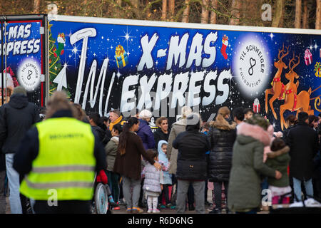 05. Dezember 2018, Niedersachsen, Osnabrück: Flüchtlinge warten auf die Frage der Spielzeug Geschenke. Die Weihnachtsgeschenke werden von einem Weihnachtstruck ('x-mas Express' verteilt werden) zu Flüchtlingskindern auf dem Gelände des Landesaufnahmebehörde. Zusammen mit Janina Martig Logistik, Til Schweiger Foundation sammelt Spenden für benachteiligte Kinder. Foto: Friso Gentsch/dpa Stockfoto