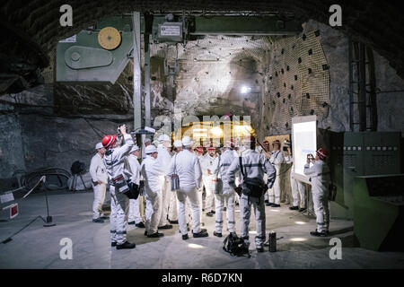 05. Dezember 2018, Niedersachsen, Remmlingen: Eine Gruppe von Besuchern rund um Niedersachsens Umweltminister liegt steht in der Schachtanlage Asse. Liegt besuchte den Atommuell Asse in der Nähe von remlingen selbst über den Status des Abrufs von nuklearen Abfällen zu informieren. Nach liegt, würde es mindestens bis 2033, bevor die erste nukleare Abfälle aus der Schachtanlage Asse entfernt. Foto: Ole Spata/dpa Stockfoto