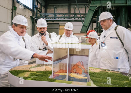 05. Dezember 2018, Niedersachsen, Remmlingen: Thomas Lautsch Vorsitzender der Bundesgesellschaft für Endlagerung (BGE, l-r), Olaf liegt (SPD), Minister für Umwelt des Landes Niedersachsen, Marcus Bosse (SPD), Mitglied des Landtags Wolfenbüttel-Süd/Salzgitter, Dunja Kreiser (SPD), Mitglied des Landtags Wolfenbüttel-Nord, Stefan Studt, Geschäftsführer der Bundesgesellschaft für Endlagerung (BGE), ein Modell der Mine. Liegt besuchte den Atommuell Asse in der Nähe von remlingen selbst über den Status des Abrufs von nuklearen Abfällen zu informieren. Nach liegt, es w Stockfoto