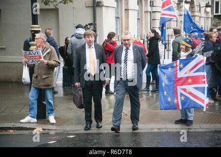 London, Großbritannien. 5. Dezember 2018. Der konservative Abgeordnete John Whittingdale (zweiter von links) steht zwischen Pro- und Anti Brexit Demonstranten außerhalb des Parlaments Credit: Amer ghazzal/Alamy leben Nachrichten Stockfoto