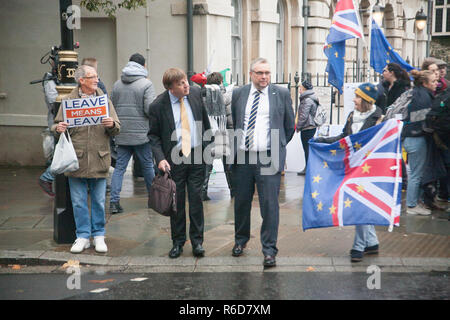 London, Großbritannien. 5. Dezember 2018. Der konservative Abgeordnete John Whittingdale (zweiter von links) steht zwischen Pro- und Anti Brexit Demonstranten außerhalb des Parlaments Credit: Amer ghazzal/Alamy leben Nachrichten Stockfoto