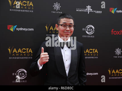 Sydney, Australien. 5 Dez, 2018. Wen Muye, Direktor der chinesischen Film 'DYing, um zu überleben", stellt sich für Fotos auf dem roten Teppich der australischen Akademie von Kino und Fernsehen Kunst (AACTA) Preisverleihung in Sydney, Australien, am Dez. 5, 2018. Die 8 Preisverleihung Der AACTA wurde hier am Mittwoch statt. Chinesische Film 'DYing zu Überleben" nahm Haus Best Asian Film Award bei der Preisverleihung. Credit: Bai Xuefei/Xinhua/Alamy leben Nachrichten Stockfoto