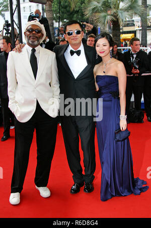Samuel L. Jackson, Wong Kar-wei und Ziyi Zhang (L-R) kommen bei der Abschlussfeier des 59. Filmfestival in Cannes, Frankreich, 28. Mai 2005. Foto: Hubert Boesl | Verwendung weltweit Stockfoto