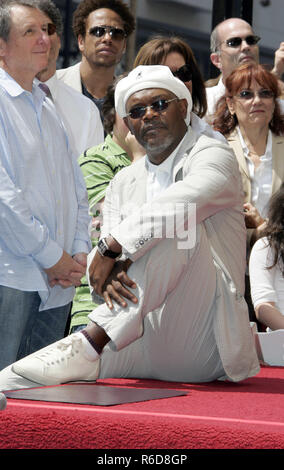 Hollwood, Los Angeles, USA, Dienstag. 03 Apr, 2007. Der US-amerikanische Schauspieler Samuel L. Jackson wird dargestellt, während Berry's star award Feier im Hollywood der Famein vor dem Kodak-Theater in Hollwood, Los Angeles, USA, Dienstag, 03. April 2007 laufen. Credit: Hubert Boesl | Verwendung weltweit/dpa/Alamy leben Nachrichten Stockfoto