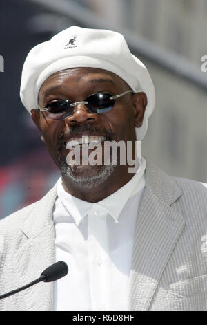 Hollwood, Los Angeles, USA, Dienstag. 03 Apr, 2007. Der US-amerikanische Schauspieler Samuel L. Jackson wird dargestellt, während Berry's star award Feier im Hollywood der Famein vor dem Kodak-Theater in Hollwood, Los Angeles, USA, Dienstag, 03. April 2007 laufen. Credit: Hubert Boesl | Verwendung weltweit/dpa/Alamy leben Nachrichten Stockfoto