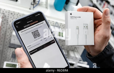 Hamburg, Deutschland. 05 Dez, 2018. Ein Kunde hat einen Barcode auf seinem Handy als Kaufbeleg. Mit 'Saturn' Smartpay Mobile Payment, zuvor hatte er direkt im Store mit einer App auf seinem Handy bezahlt. Quelle: Markus Scholz/dpa/Alamy leben Nachrichten Stockfoto