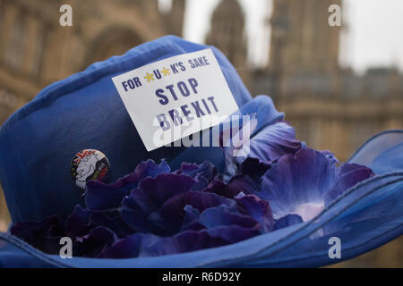 London, Großbritannien. 5. Dezember 2018. Die demonstranten von sodem Stand der Missachtung der Europäischen Union außerhalb des Parlaments demonstrieren, wie Pro Europa Demonstranten fordern eine abschließende Sagen auf Brexit und Abstimmung der Zukunft von Großbritannien Kredit zu entscheiden: Amer ghazzal/Alamy leben Nachrichten Stockfoto