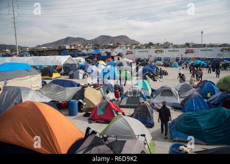 Tijuana, Mexiko. 04 Dez, 2018. Blick auf die Unterkünfte für die Migranten in der mexikanischen Stadt Tijuana warten. Mehr als 6000 Migrantinnen aus Mittelamerika warten derzeit in der Grenzstadt Tijuana Asyl in den USA zu bewerben. Da nur eine begrenzte Anzahl von Fällen im San Ysidro Grenzübergang verarbeitet werden, es gibt Monate Wartezeit. Credit: Bruno Gallardo/dpa/Alamy leben Nachrichten Stockfoto