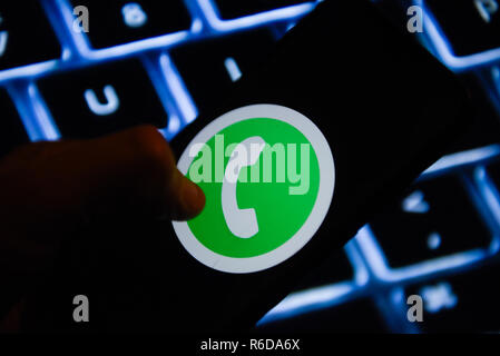 Krakau, Polen. 5 Dez, 2018. WhatsApp Logo ist auf ein Android Mobiltelefon gesehen. Credit: Omar Marques/SOPA Images/ZUMA Draht/Alamy leben Nachrichten Stockfoto