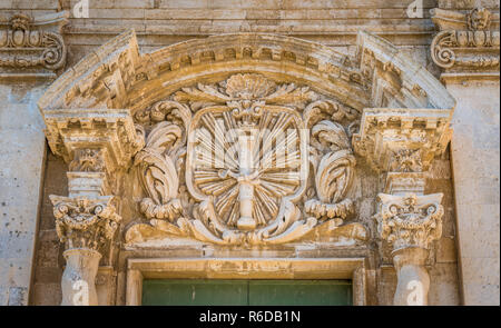 Detail der Fassade der Kirche Santa Lucia alla Badia in der Altstadt von Syrakus (Ortigia). Sizilien, Süditalien. Stockfoto