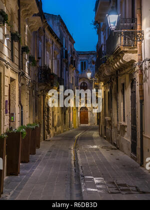 Einer malerischen Straße in der Altstadt von Syrakus (Ortigia) in der Nacht. Sizilien, Süditalien. Stockfoto