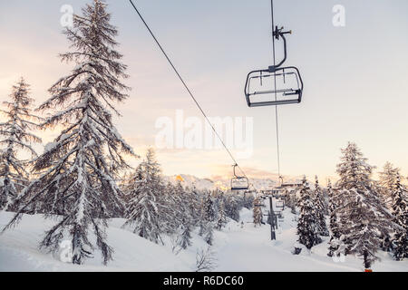 Winter Berge Panorama mit Skipisten und Skiliften Stockfoto