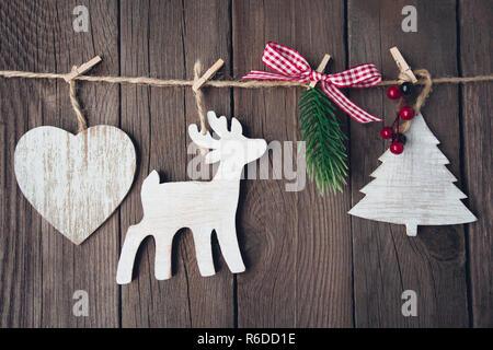 Weihnachten Holzspielzeug auf String über Holz- Hintergrund. Das neue Jahr Karte Stockfoto