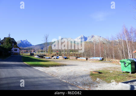 Tatranska Lomnica, Slowakei, 17. November 2018, Tatranska Lomnica Stadt Blick auf die Hohe Tatra und die Lomnitzer Spitze Stockfoto