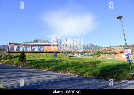 Tatranska Lomnica, Slowakei, 17. November 2018, Tatranska Lomnica Stadt Blick auf die Hohe Tatra und die Lomnitzer Spitze Stockfoto