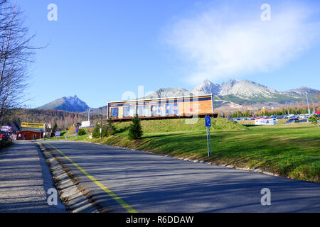 Tatranska Lomnica, Slowakei, 17. November 2018, Tatranska Lomnica Stadt Blick auf die Hohe Tatra und die Lomnitzer Spitze Stockfoto