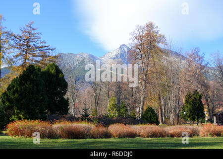 Tatranska Lomnica, Slowakei, 17. November 2018, Tatranska Lomnica Stadt Blick auf die Hohe Tatra und die Lomnitzer Spitze Stockfoto