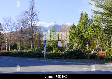 Tatranska Lomnica, Slowakei, 17. November 2018, Tatranska Lomnica Stadt Blick auf die Hohe Tatra und die Lomnitzer Spitze Stockfoto