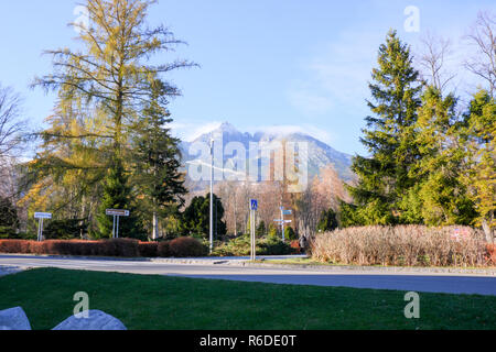 Tatranska Lomnica, Slowakei, 17. November 2018, Tatranska Lomnica Stadt Blick auf die Hohe Tatra und die Lomnitzer Spitze Stockfoto