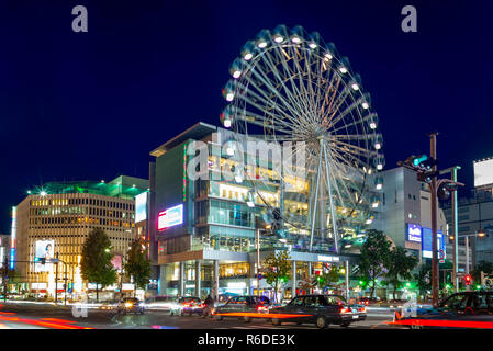 Blick auf die Straße von nagoya mit Riesenrad in Japan Stockfoto