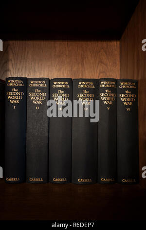 Alten Volumes von Winston Churchill im Zweiten Weltkrieg Bücher im Bücherregal in einem englischen Haus Stockfoto