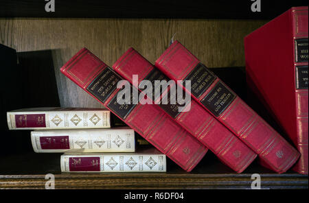 Alte Rot Leder Bücher auf einem Bücherregal gebunden Stockfoto