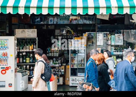 Kamakura, Japan - 24. November 2018: traditionelle japanische Alkohol Willen Store unter Tsurugaoka Hachimangu Wakamiya-oji Straße Stockfoto