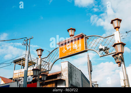 Kamakura, Japan - 24. November 2018: komachi-dori Straße, Restaurant und store Street Stockfoto