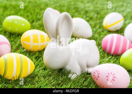 Osterhase mit bunten Ostereier Stockfoto