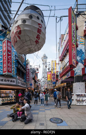 Straße der Shinsekai Bezirk, Osaka, Japan Stockfoto