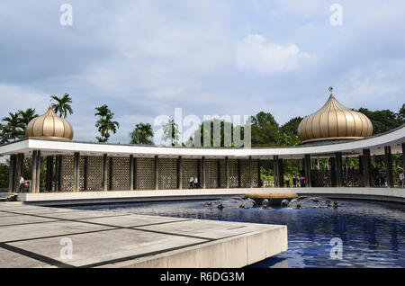 Kuala Lumpur, Malaysia - Januar 1, 2017: Tugu Negara Malaysia alias Malaysia National Monument ist ein Monument, das für diejenigen, die während der Verstorbenen gedenken. Stockfoto