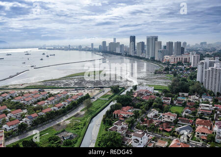 Malerischer Blick auf Gurney Drive mit der landgewinnung Aktivitäten, Penang, Malaysia - Gurney Drive ist eine beliebte Strandpromenade in George Town, Pena Stockfoto