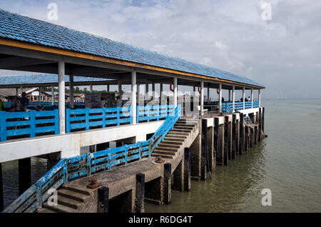 Bagan Sungai Lima Insel, Malaysia - 30. Dezember 2017: Der Steg von Kampung Bagan Sungai Lima, eine authentische chinesische Fischerdorf, Malaysia. - Stockfoto