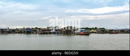 Sungai Lima, Malaysia Dezember 30, 2017: Eine Ansicht von einem Fischerdorf neben dem Meer in Bagan Sungai Lima von Pulau Ketam (Krabben Insel), Malaysia. Stockfoto