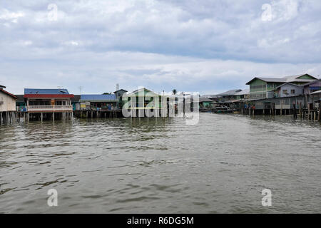 Blick auf einem Fischerdorf neben dem Meer in Pulau Ketam (Krabben Insel), Malaysia. - Pulau Ketam, wörtlich übersetzt, bedeutet "Crab Island" T und ist Stockfoto