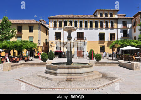 Brunnen in der Paseo De Los Tristes Plaza, am Fuße der Alhambra, Granada Andalusien Spanien Stockfoto