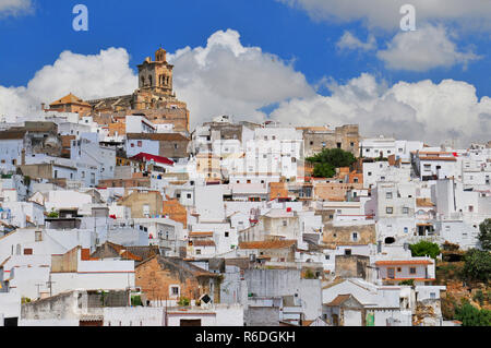 Blick auf Arcos De La Frontera, ein weißes Dorf, Spanien, Andalusien, Cadiz, Arcos De La Frontera Stockfoto