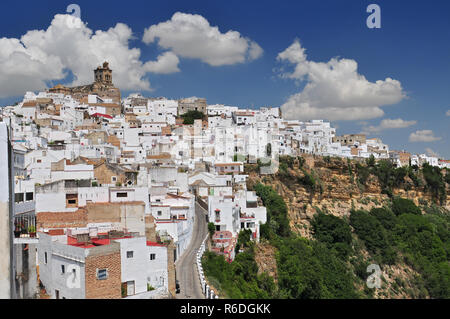 Blick auf Arcos De La Frontera, ein weißes Dorf, Spanien, Andalusien, Cadiz, Arcos De La Frontera Stockfoto