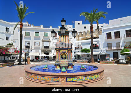 Keramische Fliese Wasserspiel in der Plaza de Espana, Vejer de la Frontera, Costa de la Luz in der Provinz Cadiz, Andalusien Stockfoto