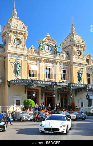 Luxus Wagen außerhalb des Casino Monte Carlo in Monaco Stockfoto