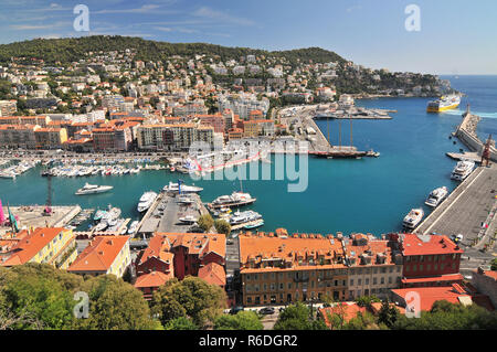 Port du Nice (Nizza) als von oben gesehen In La Colline du Château in Nizza, Frankreich Stockfoto