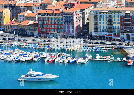 Port du Nice (Nizza) als von oben gesehen In La Colline du Château in Nizza, Frankreich Stockfoto