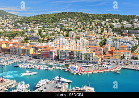 Port du Nice (Nizza) als von oben gesehen In La Colline du Château in Nizza, Frankreich Stockfoto