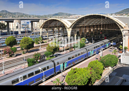 Blick von oben Der Bahnhof Nice-Ville und TGV-Züge in Nizza, Côte d'Azur, Frankreich Stockfoto