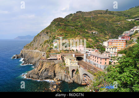 Blick über den Bahnhof in Riomaggiore, Ligurien, Cinque Terre, Italien, Europa Stockfoto