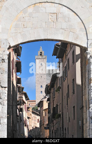 Typische Straße in der Altstadt, San Gimignano, Toskana, Italien Stockfoto