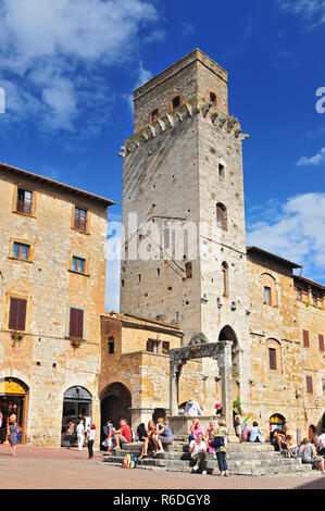 Historischen Türmen und öffentliche Zisterne, Piazza Della Cisterna, San Gimignano, Toskana, Italien Stockfoto